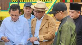 Gubernur Kepulauan Riau H. Ansar Ahmad mengajak Gubernur Jawa Barat 2018-2023 Ridwan Kamil berkunjung ke Pulau Penyengat untuk melihat arsitektur Masjid Raya Sultan Riau pada Minggu (31/3). Foto: Diskominfo Kepri
