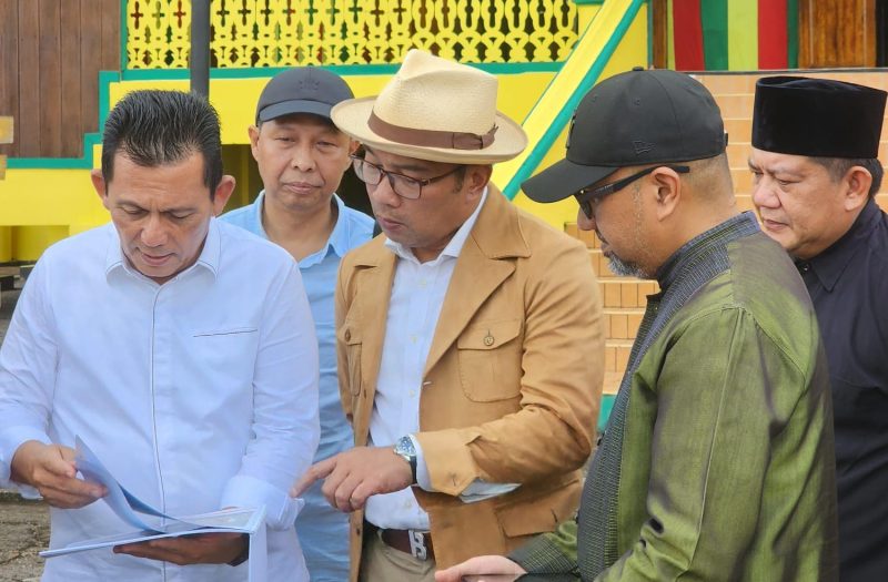 Gubernur Kepulauan Riau H. Ansar Ahmad mengajak Gubernur Jawa Barat 2018-2023 Ridwan Kamil berkunjung ke Pulau Penyengat untuk melihat arsitektur Masjid Raya Sultan Riau pada Minggu (31/3). Foto: Diskominfo Kepri