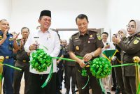 Gubernur Kepulauan Riau H. Ansar Ahmad menghadiri acara Peresmian Ruang Command Center Adhyaksa Kemaritiman dan Kepelabuhanan bertempat di Kantor Kejaksaan Tinggi Kepulauan Riau, Senggarang, Kota Tanjungpinang, Senin (25/3/2024). Foto: Diskominfo Kepri
