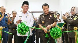 Gubernur Kepulauan Riau H. Ansar Ahmad menghadiri acara Peresmian Ruang Command Center Adhyaksa Kemaritiman dan Kepelabuhanan bertempat di Kantor Kejaksaan Tinggi Kepulauan Riau, Senggarang, Kota Tanjungpinang, Senin (25/3/2024). Foto: Diskominfo Kepri