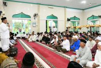 Gubernur Kepulauan Riau H. Ansar Ahmad didampingi sejumlah Kepala OPD dan Tim Percepatan Pembangunan Kepri melanjutkan kegiatan Safari Ramadhan 1445 H. Kali ini Ansar memilih berbuka bersama dan terawih bersama masyarakat Kabupaten Karimun, Selasa (19/3/2024). Foto: Diskominfo Kepri