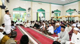 Gubernur Kepulauan Riau H. Ansar Ahmad didampingi sejumlah Kepala OPD dan Tim Percepatan Pembangunan Kepri melanjutkan kegiatan Safari Ramadhan 1445 H. Kali ini Ansar memilih berbuka bersama dan terawih bersama masyarakat Kabupaten Karimun, Selasa (19/3/2024). Foto: Diskominfo Kepri