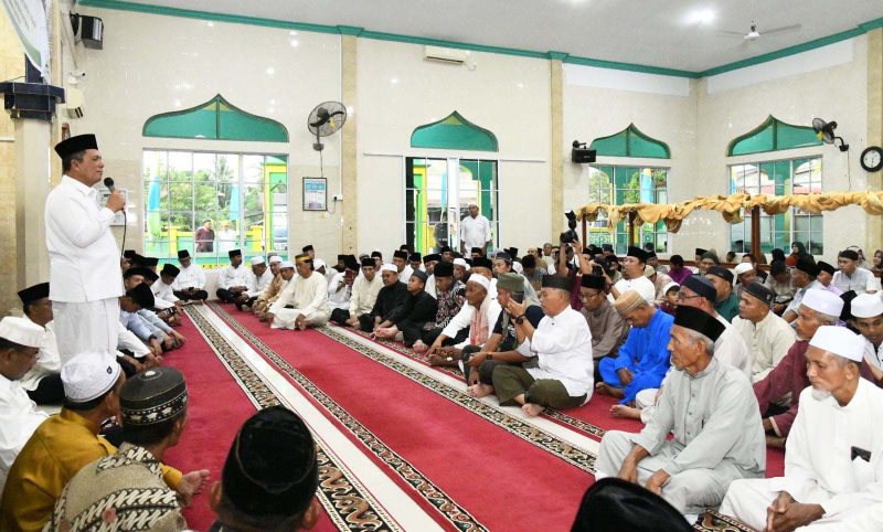 Gubernur Kepulauan Riau H. Ansar Ahmad didampingi sejumlah Kepala OPD dan Tim Percepatan Pembangunan Kepri melanjutkan kegiatan Safari Ramadhan 1445 H. Kali ini Ansar memilih berbuka bersama dan terawih bersama masyarakat Kabupaten Karimun, Selasa (19/3/2024). Foto: Diskominfo Kepri