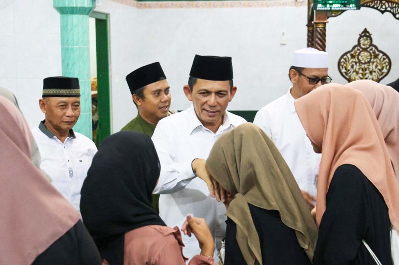 Dalam suasana bulan suci Ramadhan, Gubernur Kepulauan Riau, H Ansar Ahmad, mengunjungi Masjid Babussalam di Kampung Lengkuas, Bintan, Senin (25/3/2024). Foto: Diskominfo Kepri