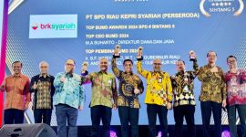 Gubernur Kepulauan Riau H. Ansar Ahmad, SE, MM raih TOP Pembina BUMD 2024 yang diselenggarakan oleh majalah TopBusiness bekerjasama dengan Institut Otonomi Daerah (i-OTDA), bertempat di Dian Ballroom Lt.11, Hotel Raffles, Jakarta, Rabu (20/3/2024). Foto: Diskominfo kepri
