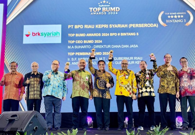 Gubernur Kepulauan Riau H. Ansar Ahmad, SE, MM raih TOP Pembina BUMD 2024 yang diselenggarakan oleh majalah TopBusiness bekerjasama dengan Institut Otonomi Daerah (i-OTDA), bertempat di Dian Ballroom Lt.11, Hotel Raffles, Jakarta, Rabu (20/3/2024). Foto: Diskominfo kepri
