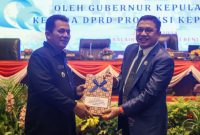 Gubernur Kepulauan Riau H. Ansar Ahmad menyampaikan Laporan Keterangan Pertanggungjawaban (LKPJ) Kepala Daerah Provinsi Kepulauan Riau Tahun 2023 kepada DPRD Provinsi Kepri di  Balairung Wan Seri Beni Kantor Gubernur Kepri, Dompak, Kamis (28/03). Foto: Diskominfo Kepri