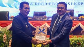 Gubernur Kepulauan Riau H. Ansar Ahmad menyampaikan Laporan Keterangan Pertanggungjawaban (LKPJ) Kepala Daerah Provinsi Kepulauan Riau Tahun 2023 kepada DPRD Provinsi Kepri di  Balairung Wan Seri Beni Kantor Gubernur Kepri, Dompak, Kamis (28/03). Foto: Diskominfo Kepri