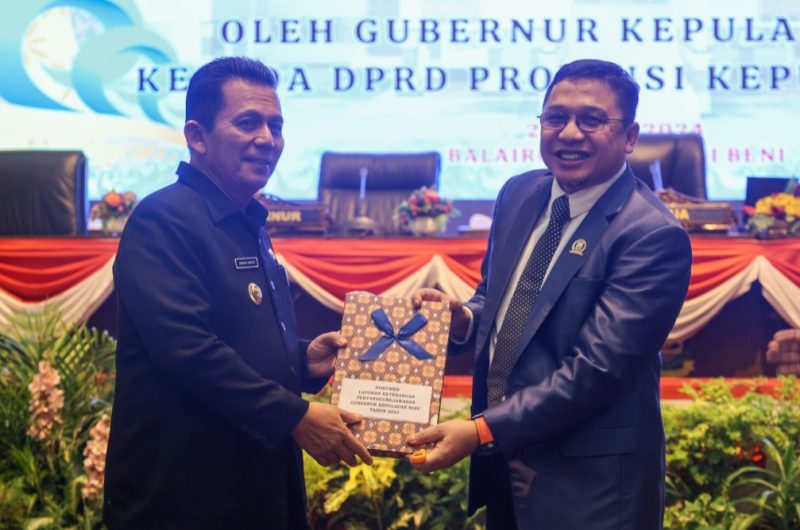 Gubernur Kepulauan Riau H. Ansar Ahmad menyampaikan Laporan Keterangan Pertanggungjawaban (LKPJ) Kepala Daerah Provinsi Kepulauan Riau Tahun 2023 kepada DPRD Provinsi Kepri di  Balairung Wan Seri Beni Kantor Gubernur Kepri, Dompak, Kamis (28/03). Foto: Diskominfo Kepri