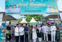 Asisten II Pemko Tanjungpinang, Elfiani Sandri, resmi membuka bazar kuliner Ramadhan di Kelurahan Air Raja, Kecamatan Tanjungpinang Timur yang dilaksanakan di pertokoan sekitaran Richeese Factory. Foto: Diskominfo Tanjungpinang