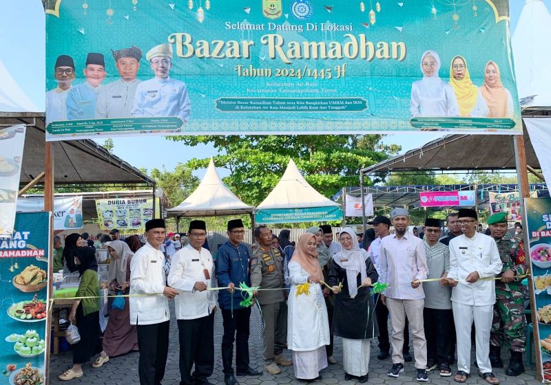Asisten II Pemko Tanjungpinang, Elfiani Sandri, resmi membuka bazar kuliner Ramadhan di Kelurahan Air Raja, Kecamatan Tanjungpinang Timur yang dilaksanakan di pertokoan sekitaran Richeese Factory. Foto: Diskominfo Tanjungpinang