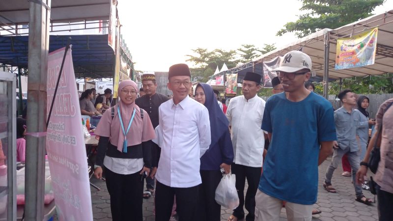Penjabat (Pj) Wali kota Tanjungpinang, Hasan,S.Sos meninjau beberapa lokasi Bazar Ramadhan yang ada di Tanjungpinang, Sabtu (16/3/2024) sore. Foto: Diskominfo Tanjungpinang