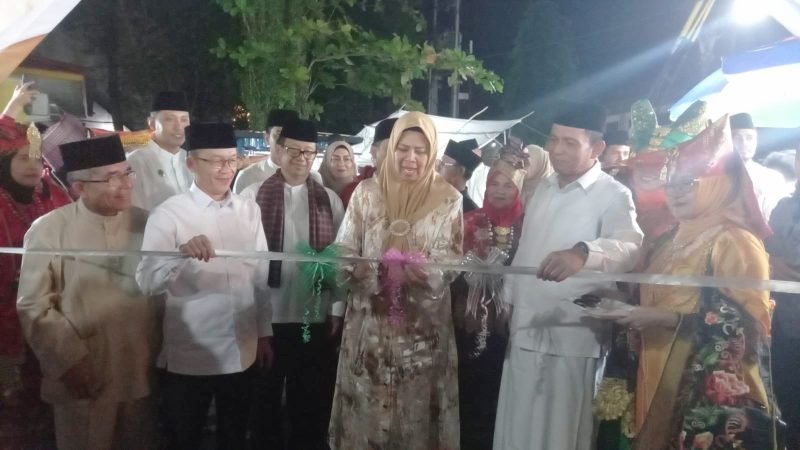 Penjabat (Pj) Wali kota Tanjungpinang, Hasan,S.Sos bersama Gubernur Kepri Ansar Ahmad meresmikan Bazar Ramadhan di Lapangan Pamedan Jln Ahmad Yani, Sabtu (23/3/2024) malam. Foto: Diskominfo Tanjungpinang