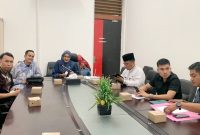 Dinas Perdagangan dan Perindustrian (Disdagin) Kota Tanjungpinang adakan pertemuan dengan para distributor pangan untuk membahas pengendalian stok dan harga komiditas pangan menjelang puasa dan lebaran 2024. Foto: Diskominfo Tanjungpinang