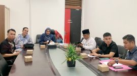 Dinas Perdagangan dan Perindustrian (Disdagin) Kota Tanjungpinang adakan pertemuan dengan para distributor pangan untuk membahas pengendalian stok dan harga komiditas pangan menjelang puasa dan lebaran 2024. Foto: Diskominfo Tanjungpinang