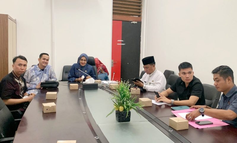 Dinas Perdagangan dan Perindustrian (Disdagin) Kota Tanjungpinang adakan pertemuan dengan para distributor pangan untuk membahas pengendalian stok dan harga komiditas pangan menjelang puasa dan lebaran 2024. Foto: Diskominfo Tanjungpinang