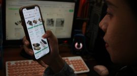 Warga menggunakan perangkat elektronik untuk berbelanja secara daring di salah satu situs belanja di Palangka Raya, Kalimantan Tengah, Selasa (6/2/2024). Pemerintah menargetkan pertumbuhan ekonomi digital Indonesia pada Tahun 2024 mencapai 3,17 persen sampai 4,66 persen dan nilai transaksi e-commerce sebesar Rp600 triliun. ANTARA FOTO/Auliya Rahman/nym.