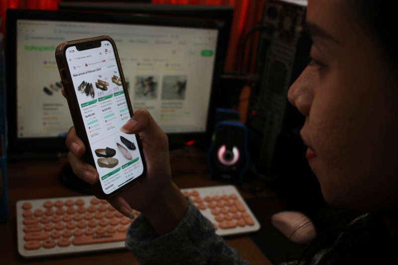 Warga menggunakan perangkat elektronik untuk berbelanja secara daring di salah satu situs belanja di Palangka Raya, Kalimantan Tengah, Selasa (6/2/2024). Pemerintah menargetkan pertumbuhan ekonomi digital Indonesia pada Tahun 2024 mencapai 3,17 persen sampai 4,66 persen dan nilai transaksi e-commerce sebesar Rp600 triliun. ANTARA FOTO/Auliya Rahman/nym.