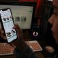 Warga menggunakan perangkat elektronik untuk berbelanja secara daring di salah satu situs belanja di Palangka Raya, Kalimantan Tengah, Selasa (6/2/2024). Pemerintah menargetkan pertumbuhan ekonomi digital Indonesia pada Tahun 2024 mencapai 3,17 persen sampai 4,66 persen dan nilai transaksi e-commerce sebesar Rp600 triliun. ANTARA FOTO/Auliya Rahman/nym.