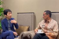 Menparekraf RI Sandiaga Salahuddin Uno saat bertemu Menteri Keberlanjutan dan Lingkungan sekaligus Pejabat Menteri Perdagangan dan Industri Singapura, Grace Fu Hai Yien dalam kunjungannya ke Singapura, Jumat (8/3/2024) lalu. Foto: Biro Komunikasi Kemenparekraf