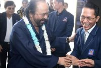 Ketua DPD Partai NasDem Amsakar Achmad saat menyambut kedatangan Ketua Umum Partai NasDem Surya Paloh beberapa waktu yang lalu. Foto: INIKEPRI.COM