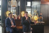 Arran Single Malt Kini Hadir di Indonesia. Merek Scotch Whisky dari Scotlandia memberikan pilihan atas kualitas produk terbaik dan ekspektasi minuman wiski yang berbeda pada umumnya. Adapun, Arran Single Malt menggelar acara Grand Launching di IZZY Social Club di Jakarta Selatan, Rabu 6 Maret 2024. Foto: INIKEPRI.COM