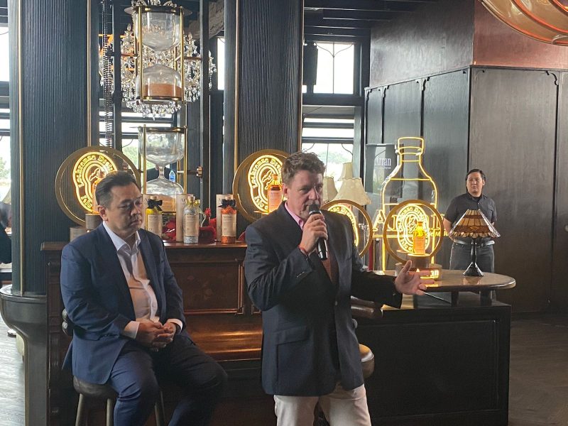 Arran Single Malt Kini Hadir di Indonesia. Merek Scotch Whisky dari Scotlandia memberikan pilihan atas kualitas produk terbaik dan ekspektasi minuman wiski yang berbeda pada umumnya. Adapun, Arran Single Malt menggelar acara Grand Launching di IZZY Social Club di Jakarta Selatan, Rabu 6 Maret 2024. Foto: INIKEPRI.COM