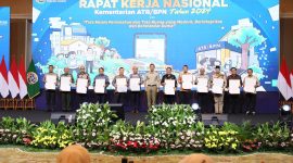 Kementerian Agraria dan Tata Ruang/Badan Pertanahan Nasional (ATR/BPN) memberikan penghargaan kepada sejumlah instansi yang ikut mendukung dan menyukseskan program-program Kementerian ATR/BPN. Foto Istimewa/Humas Kementerian ATR/BPN.