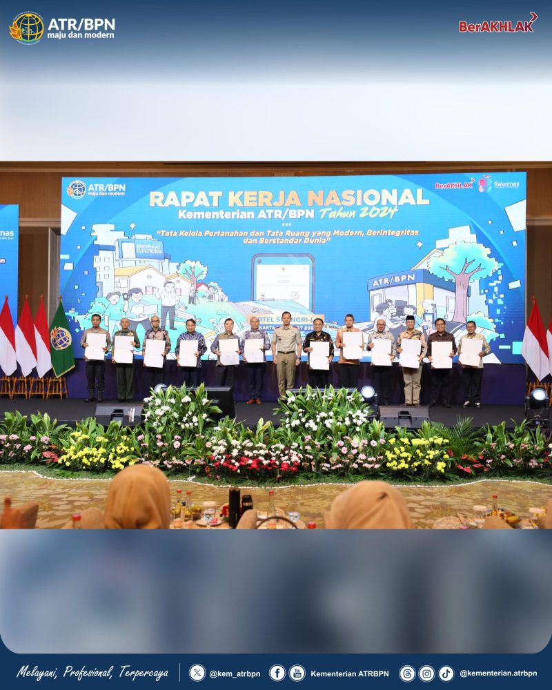 Kementerian Agraria dan Tata Ruang/Badan Pertanahan Nasional (ATR/BPN) memberikan penghargaan kepada sejumlah instansi yang ikut mendukung dan menyukseskan program-program Kementerian ATR/BPN. Foto Istimewa/Humas Kementerian ATR/BPN.