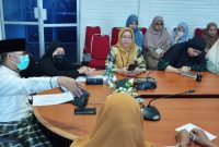 Kepala Dinas Kependudukan dan Pencatatan Sipil Kota Tanjungpinang Drs. H. Wan Samsi, menyatakan bahwa seluruh pelayanan administrasi kependudukan dan catatan sipil dilaksanakan sesuai dengan SOP yang telah ditetapkan, termasuk penggunaan nomor antrean di loket-loket pelayanan. Berkas permohonan yang dinyatakan lengkap, akan selesai diproses selama 1 x 24 jam. Foto: Diskominfo Tanjungpinang