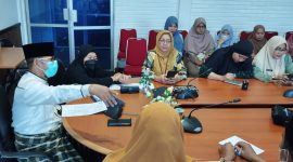 Kepala Dinas Kependudukan dan Pencatatan Sipil Kota Tanjungpinang Drs. H. Wan Samsi, menyatakan bahwa seluruh pelayanan administrasi kependudukan dan catatan sipil dilaksanakan sesuai dengan SOP yang telah ditetapkan, termasuk penggunaan nomor antrean di loket-loket pelayanan. Berkas permohonan yang dinyatakan lengkap, akan selesai diproses selama 1 x 24 jam. Foto: Diskominfo Tanjungpinang