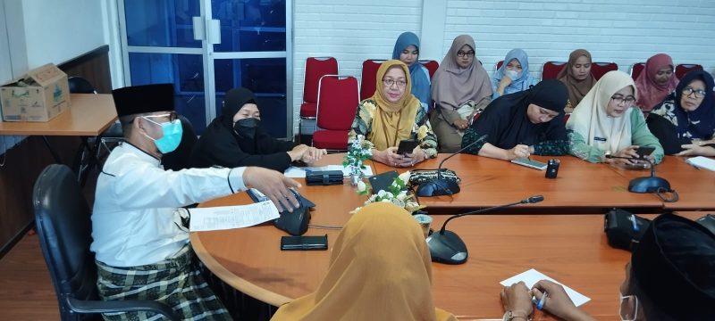 Kepala Dinas Kependudukan dan Pencatatan Sipil Kota Tanjungpinang Drs. H. Wan Samsi, menyatakan bahwa seluruh pelayanan administrasi kependudukan dan catatan sipil dilaksanakan sesuai dengan SOP yang telah ditetapkan, termasuk penggunaan nomor antrean di loket-loket pelayanan. Berkas permohonan yang dinyatakan lengkap, akan selesai diproses selama 1 x 24 jam. Foto: Diskominfo Tanjungpinang