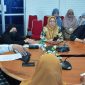 Kepala Dinas Kependudukan dan Pencatatan Sipil Kota Tanjungpinang Drs. H. Wan Samsi, menyatakan bahwa seluruh pelayanan administrasi kependudukan dan catatan sipil dilaksanakan sesuai dengan SOP yang telah ditetapkan, termasuk penggunaan nomor antrean di loket-loket pelayanan. Berkas permohonan yang dinyatakan lengkap, akan selesai diproses selama 1 x 24 jam. Foto: Diskominfo Tanjungpinang