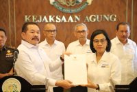 Jaksa Agung ST Burhanuddin menerima kunjungan Menteri Keuangan (Menkeu) Sri Mulyani beserta jajaran, yang membahas terkait dengan dugaan tindak pidana korupsi/fraud dalam pemberian fasilitas kredit Lembaga Pembiayaan Ekspor Indonesia (LPEI), di Gedung Utama Kejaksaan Agung, Senin (18/3/2024). Foto: Humas Kejagung