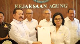 Jaksa Agung ST Burhanuddin menerima kunjungan Menteri Keuangan (Menkeu) Sri Mulyani beserta jajaran, yang membahas terkait dengan dugaan tindak pidana korupsi/fraud dalam pemberian fasilitas kredit Lembaga Pembiayaan Ekspor Indonesia (LPEI), di Gedung Utama Kejaksaan Agung, Senin (18/3/2024). Foto: Humas Kejagung