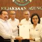 Jaksa Agung ST Burhanuddin menerima kunjungan Menteri Keuangan (Menkeu) Sri Mulyani beserta jajaran, yang membahas terkait dengan dugaan tindak pidana korupsi/fraud dalam pemberian fasilitas kredit Lembaga Pembiayaan Ekspor Indonesia (LPEI), di Gedung Utama Kejaksaan Agung, Senin (18/3/2024). Foto: Humas Kejagung