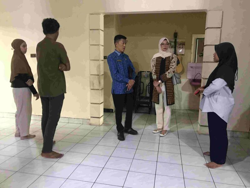 Pj Wali Kota Tanjungpinang Hasan, S.Sos, dalam sela melakukan koordinasi dengan Badan Riset dan Inovasi Nasional (BRIN) di Jakarta, Jumat (22/3/2024), sempat menyinggahi Rumah Singgah milik Pemko Tanjungpinang di Jalan A. Yani Patra 2, Cempaka Putih, Jakarta Pusat. Foto: Diskominfo Tanjungpinang