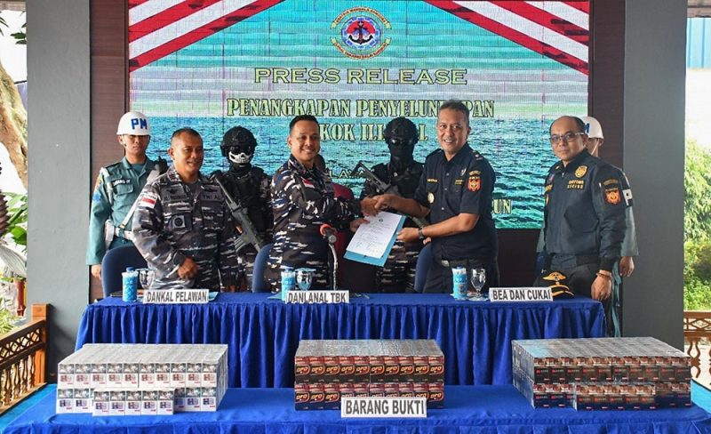 Pangkalan TNI Angkatan Laut (Lanal) Tanjung Balai Karimun (TBK) berhasil menggalkan penyelundupan 45 kotak rokok illegal yang memasuki wilayah Tanjung Balai Karimun, Provinsi Kepulaua Riau. Foto: tni.mil.id