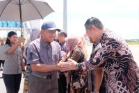 Sekretaris Daerah Kota Tanjungpinang, Zulhidayat, S.Hut turut serta menyambut kedatangan Pangkoarmada I Laksamana Muda TNI Yoos Suryono di Bandara RHF Tanjungpinang, Sabtu (30/3/2024). Foto: Diskominfo Tanjungpinang