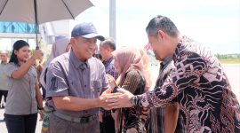 Sekretaris Daerah Kota Tanjungpinang, Zulhidayat, S.Hut turut serta menyambut kedatangan Pangkoarmada I Laksamana Muda TNI Yoos Suryono di Bandara RHF Tanjungpinang, Sabtu (30/3/2024). Foto: Diskominfo Tanjungpinang