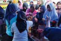 Warga Tanjungpinang berebut cabai murah seharga Rp65 per kilogram (Kg) di Sentra IKM Tengku Mandak. Foto: Diskominfo Tanjungpinang