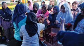 Warga Tanjungpinang berebut cabai murah seharga Rp65 per kilogram (Kg) di Sentra IKM Tengku Mandak. Foto: Diskominfo Tanjungpinang