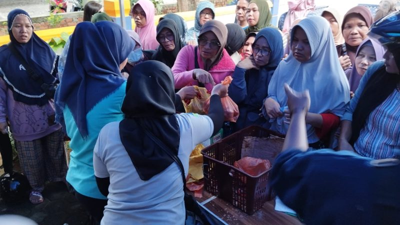 Warga Tanjungpinang berebut cabai murah seharga Rp65 per kilogram (Kg) di Sentra IKM Tengku Mandak. Foto: Diskominfo Tanjungpinang