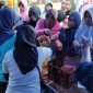 Warga Tanjungpinang berebut cabai murah seharga Rp65 per kilogram (Kg) di Sentra IKM Tengku Mandak. Foto: Diskominfo Tanjungpinang