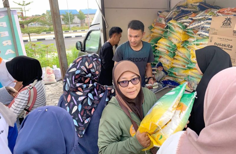 Hari kedua pasar murah yang diadakan Pemko Tanjungpinang bersama Pemprov Kepri, dan instansi terkait lainnya di jalan Bandara masih ramai didatangi warga Tanjungpinang. Foto: Diskominfo Tanjungpinang