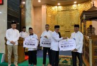 Tim Safari Ramadhan Pemko Tanjungpinang menggelar sholat Isya dan tarawih berjamaah di Masjid Besar Al-Uswah di Kecamatan Tanjungpinang Timur. Foto: Diskominfo Tanjungpinang