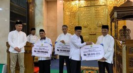 Tim Safari Ramadhan Pemko Tanjungpinang menggelar sholat Isya dan tarawih berjamaah di Masjid Besar Al-Uswah di Kecamatan Tanjungpinang Timur. Foto: Diskominfo Tanjungpinang