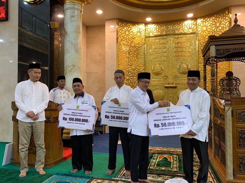 Tim Safari Ramadhan Pemko Tanjungpinang menggelar sholat Isya dan tarawih berjamaah di Masjid Besar Al-Uswah di Kecamatan Tanjungpinang Timur. Foto: Diskominfo Tanjungpinang