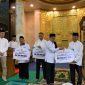 Tim Safari Ramadhan Pemko Tanjungpinang menggelar sholat Isya dan tarawih berjamaah di Masjid Besar Al-Uswah di Kecamatan Tanjungpinang Timur. Foto: Diskominfo Tanjungpinang