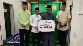 Malam Ramadhan ke-20, Tim Safari Ramadhan Pemko Tanjungpinang melaksanakan sholat Isya dan tarawih berjamaah di Masjid Al Munawarah di Jalan Yudowinangun, Tanjungpinang Barat. Foto: Diskominfo Tanjungpinang